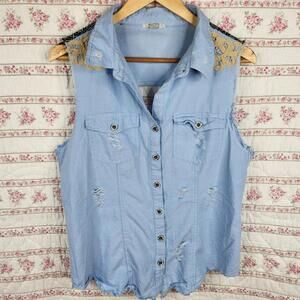 Gimmicks by BKE Charming Light Blue Sleeveless Button-Up Top with Lace Detail M